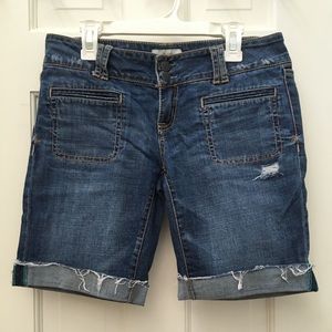 DISTRESSED DENIM CAPRIS